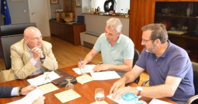 Foto de la firma del documento donde se solicitan a las diferentes administraciones mejoras en las líneas de autobuses